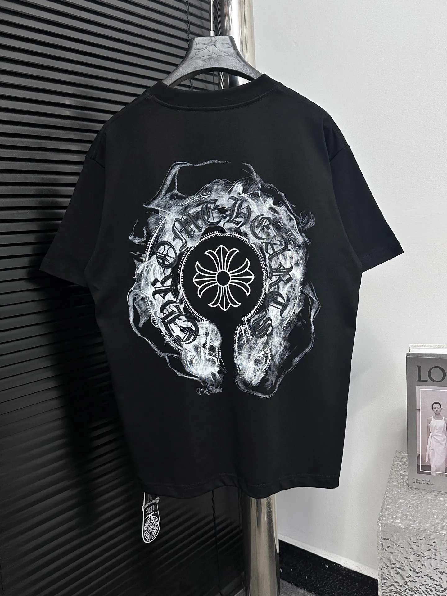 🅿️180 [ChromeHearts] ChromeHearts 24ss horseshoe pulped round neck T-shirt. Original fabric. Official same style. Short-sleeved T-shirt. Customized 260g same vat dyed fabric. Very comfortable to touch. Latest brick cabinet synchronization for spring and summer. Fashionable and personalized. Super versatile and good-looking. Very suitable for both men and women. Must-have style. Tag. Collar label. Washed wheat. Three labels complete. Color: black white. Size: XS-L.